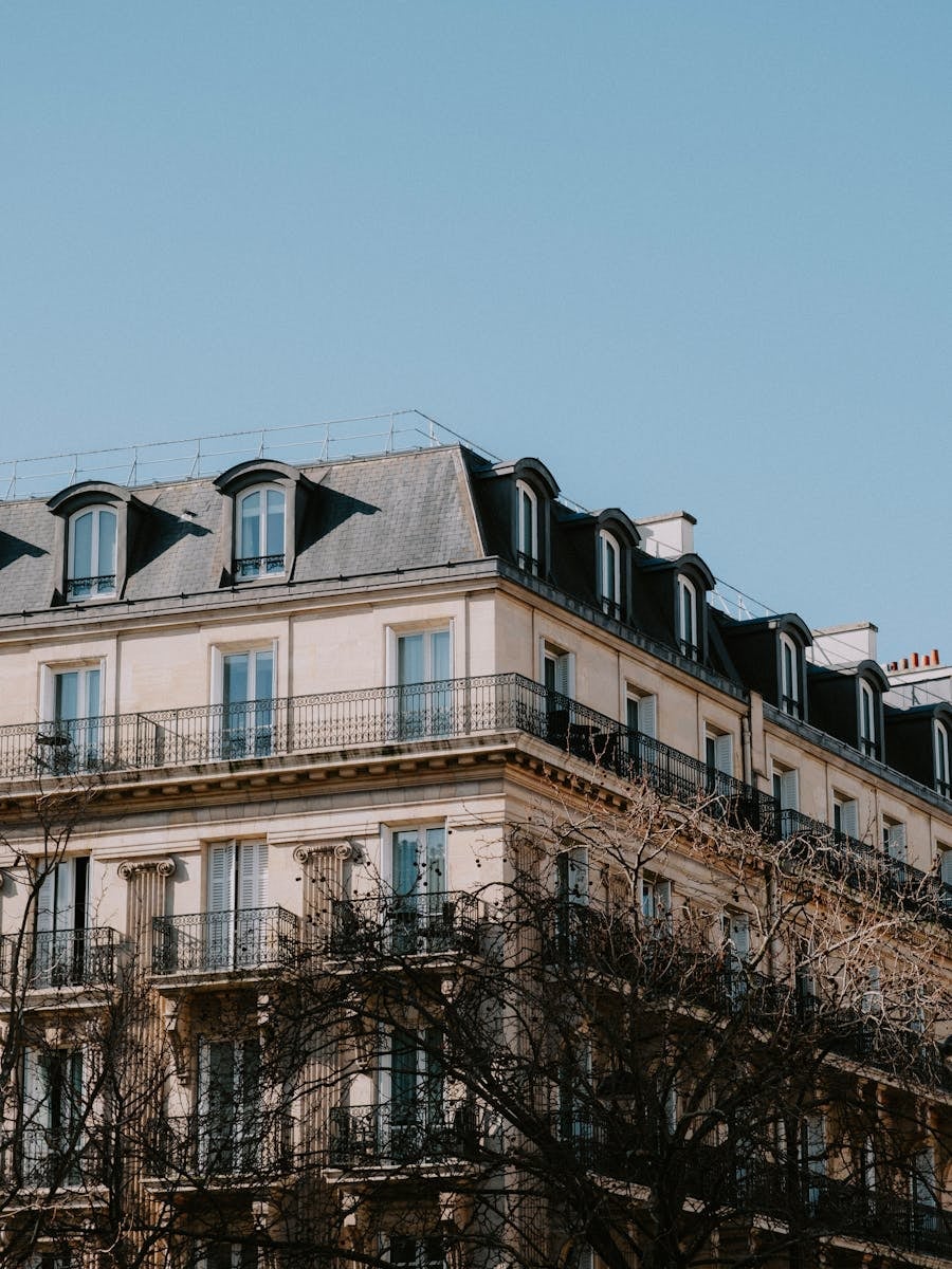 Façade d'immeuble résidentiel parisien