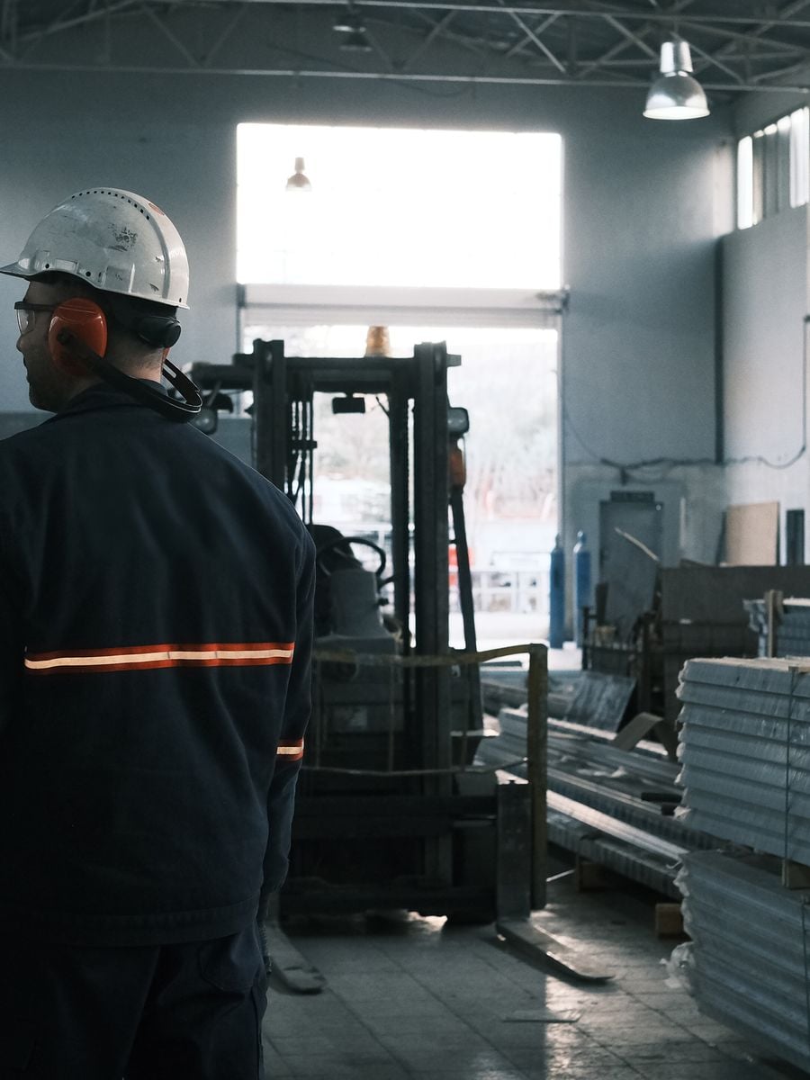 Ouvrier dans un site industriel moderne