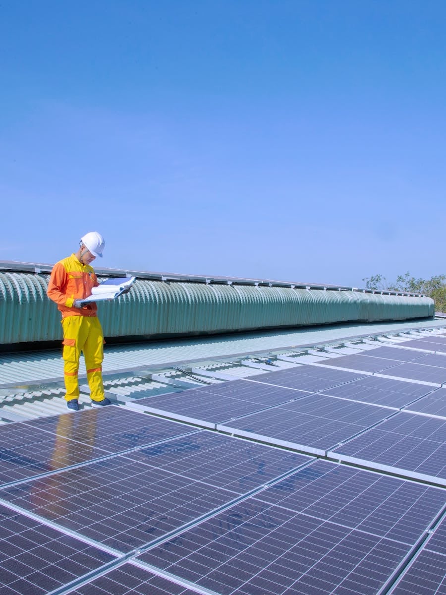 Technicien solaire installant des panneaux photovoltaïques